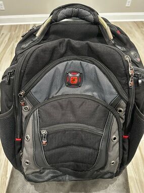 SwissGear | Bags | Swissgear 186 Bungee Core Laptop Backpack Creamblack Special Edition New | Poshmark SwissGear | Bags | Swissgear 186 Bungee Core Laptop Backpack Creamblack Special Edition New | Poshmark